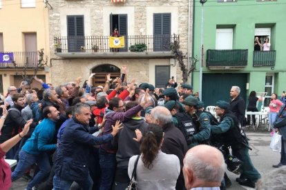 Imagen de la actuación de la Guardia Civil el 1-O en Artesa de Lleida.