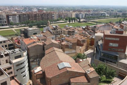 Viste de edificaciones del Centro Histórico, y al fondo edificios modernos del otro lado del río Segre.