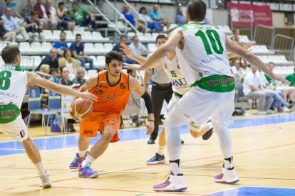 Sergi Quintela, un dels més destacats del matx, intenta superar la defensa del Castelló.