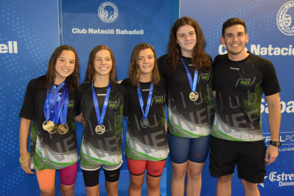 Emma Carrasco, Maria Alsina, Maria Herreros, Carla Roure y el entrenador del Club Inef Lleida, Joan Seguí.