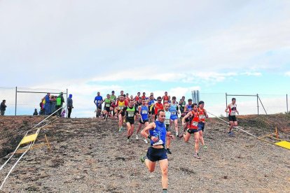 Un grupo de participantes del Cross Culleré durante la disputa de la carrera.