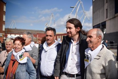 El líder de Podemos, Pablo Iglesias, ayer, en Sestao, en una protesta por el cierre del astillero La Naval.