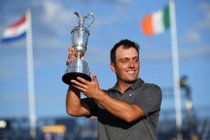 Francesco Molinari, levantando el trofeo de campeón.