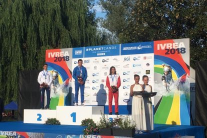 Pau Etxaniz, a la derecha, en el podio de Kayak Extreme que ponía el punto final al Mundial de Ivrea.