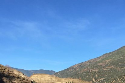 El ramat de cavalls en el viatge des de les pastures d’alta muntanya fins a Ribera de Montardit.