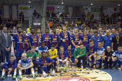 El Barcelona es va emportar el títol i els jugadors dels dos equips van posar junts després de l’entrega dels trofeus.