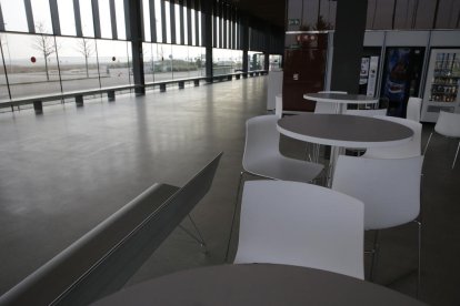 L’aeroport de Lleida-Alguaire, buit al quedar suspesos els vols britànics al matí.