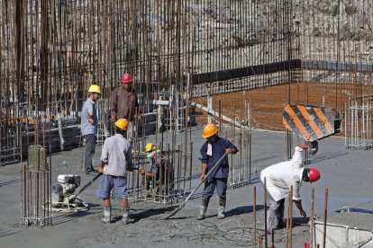 Operaris en una construcció.