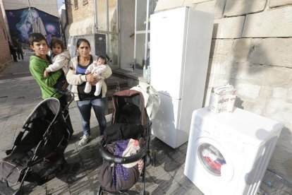 La inquilina desahuciada, ayer con sus pertenencias en la calle. 