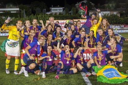 Les jugadores del Barça celebren la Copa Catalunya Femenina guanyada ahir a l’Espanyol al Municipal Joan Capdevila de Tàrrega.