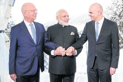 El primer ministre indi, Narendra Modi (c), amb el president del FEM (e) i el de Suïssa (d).