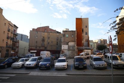 El pàrquing de zona blava que donarà pas a trenta pisos socials al Barri Antic.