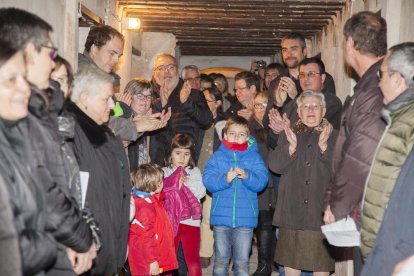 La Coral d’Avui va cantar nadales i va llegir fragments de testimonis al refugi de l’església.