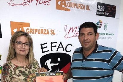 Montse Noró, regidora d’Esports d’Almacelles, i Joan Bosch, en representació de l’EFAC.