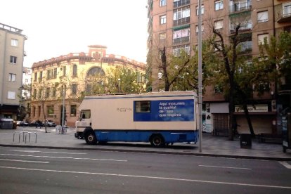 La nueva unidad móvil en la plaza del Treball.