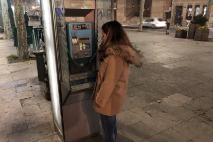 Una de les cabines telefòniques a la rambla Ferran.