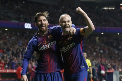 Leo Messi y Andrés Iniesta festejan el tanto que el manchego firmó en lo que puede ser su última final con la camiseta del Barça.