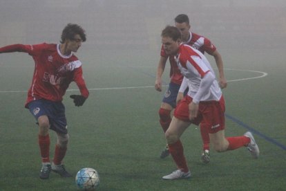 Una jugada del partit d’ahir entre el Balaguer B i el Linyola B.