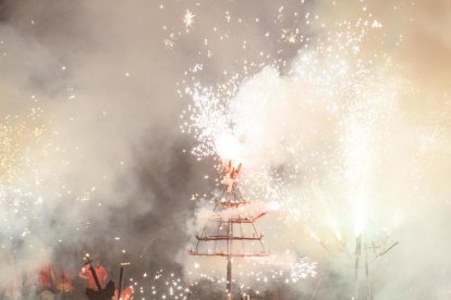 El espectáculo de fuego tuvo lugar en la plaza Fondadana.