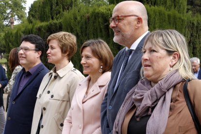 Los miembros de la Mesa Forcadell, Corominas, Simó, Nuet y Barrufet, en las puertas del Parlament.