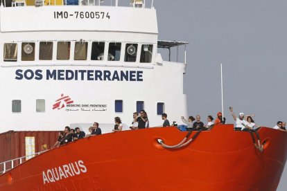 Vaixell humanitari de SOS Méditerranée i Metges Sense Fronteres.