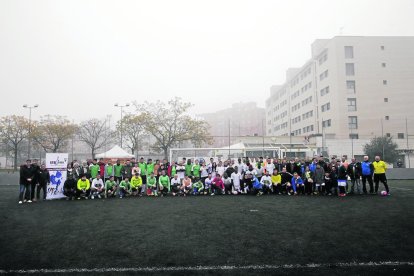 Los participantes en el torneo inclusivo Special de fútbol 7 posaron juntos en las instalaciones de la UE Balàfia.