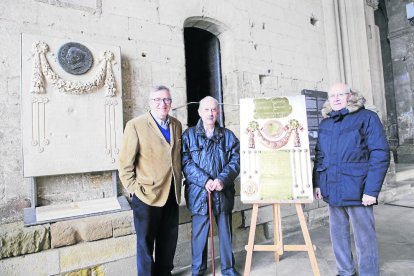 Moment en què Casimiro Jover entrega el quadre a l’associació Amics de la Seu Vella.