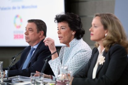 La ministra Portavoz en funcions Isabel Celaá (centre), el ministre d'Agricultura en funcions Lluís Planas i la ministra d'Economia en funcions Nadia Calviño, durant la roda premsa celebrada després del Consell Ministres.