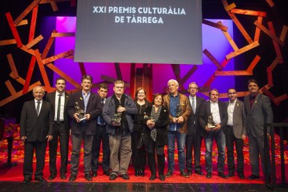 Foto de grup dels premiats i les autoritats després de la gala d’entrega dels guardons.