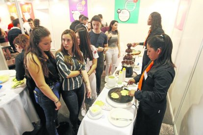 Estudiantes en uno de los estands de la feria.