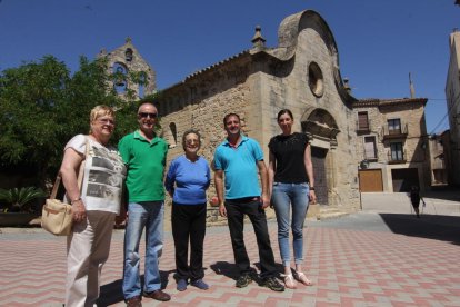 Antonia, Jordi, Rosa, el alcalde y Esther en una plaza de Fulleda.