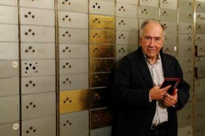 El poeta català Joan Margarit, a la seu de l'Institut Cervantes on ha dipositat avui un llegat a la Caja de las Letras dins de l'homenatge que li ha tributat avui aquesta institució.