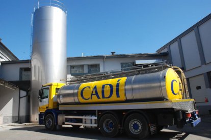 Imagen de archivo de uno de los camiones de recogida de leche de la cooperativa del Cadí.