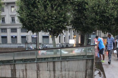 Quejas por el olor de las aguas en la pasarela del Liceu