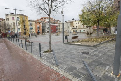 A dalt, vista de la plaça del Dipòsit. A baix, un solar ple de males herbes i residus.