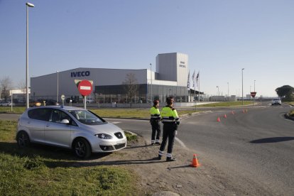 Imatge d’arxiu d’una patrulla espiell dels Mossos d’Esquadra a Lleida per detectar infraccions com l’ús del mòbil.