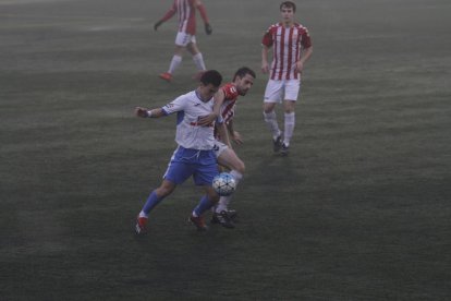 Una jugada del partit d’ahir entre el Mollerussa i el Manresa.