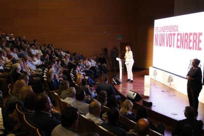 El acto central de JxCat en Lleida llenó el auditorio de la biblioteca del campus de Cappont de la UdL. 