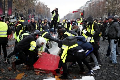 Els manifestants contra l’alça dels carburants van muntar barricades als carrers de París.