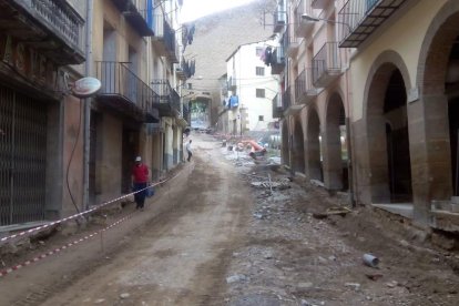 Les màquines ja havien compactat ahir part del carrer Botera del centre històric.