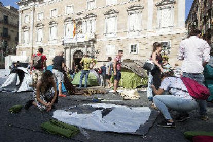 Els Mossos retiren l'acampada independentista de la plaça de Sant Jaume