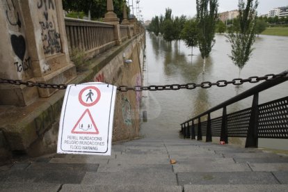 Un dels accessos a la canalització del Segre a Lleida, tallat aquest dimecres.