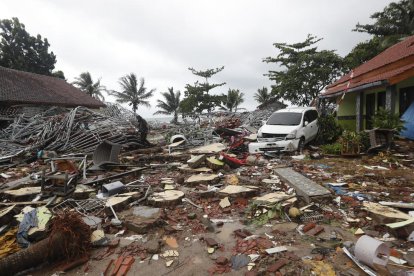 Resultat del pas del tsunami per una zona costanera a l’estret de Sonda, a Indonèsia, ahir.