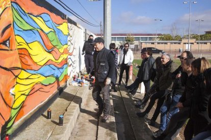 El mural reivindicatiu es va pintar ahir al matí al camp de futbol de la localitat.