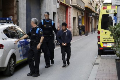 Moment en què els agents de la Urbana s’enduen detingut el presumpte agressor. 