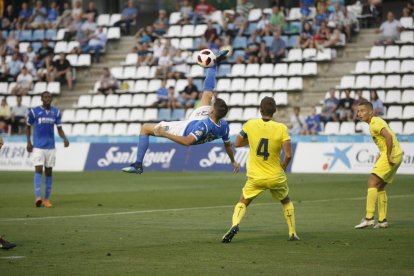 Juanto Ortuño, molt actiu tot el partit, intenta una rematada de xilena, que no va aconseguir connectar, davant de la mirada del defensor castellonenc Ramón Bueno.