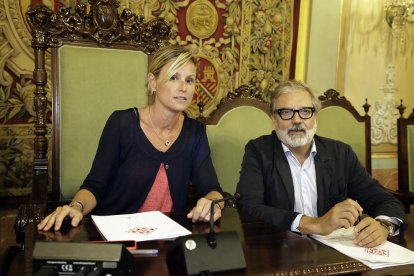 L’alcaldessa en funcions i el tinent d’alcalde, en un ple.