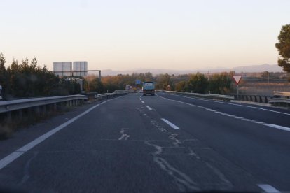 Imatge d’arxiu d’esquerdes a l’A-2 al seu pas per Lleida.