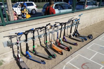 Pàrquing per a patinets en un col·legi de Balaguer