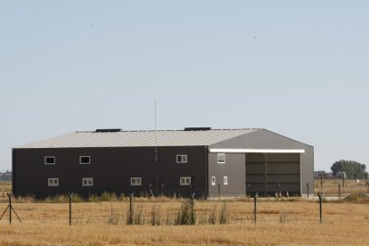 Hangar del Reial Aeri Club a l’aeroport d’Alguaire.